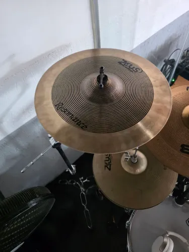 Prato Zeus ressonace 19 crash ( pratp de bateria)
