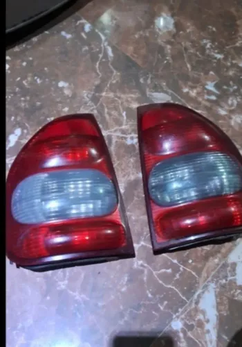 TENHO SO MENTE UM PAR DE LANTERNA ORIGINAL CORSA
