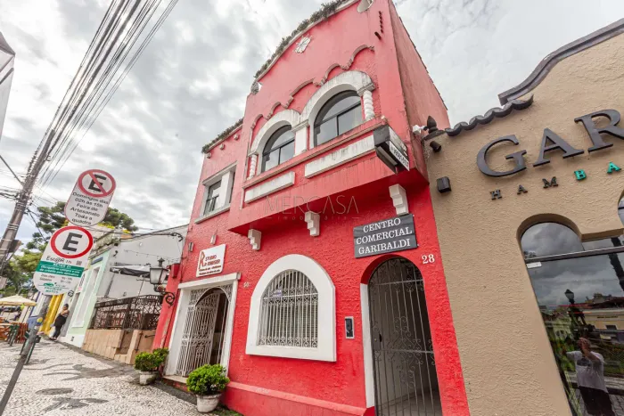 CONJUNTO COMERCIAL DENTRO DE UMA GALERIA NO LARGO DA ORDEM.VÃO LIVRE COM PISO CERÂMICO + 1