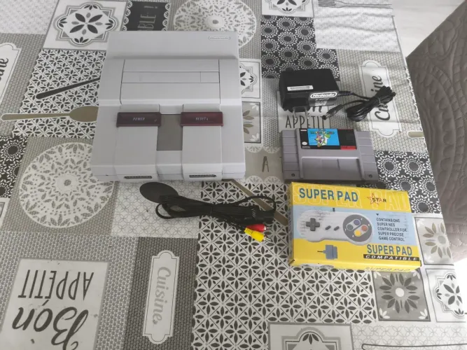 Super Nintendo com jogo do Mario 