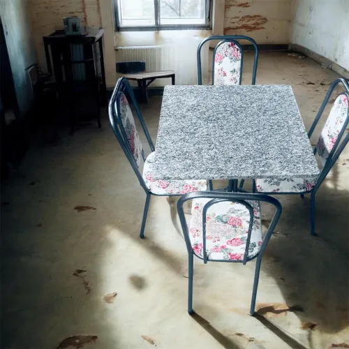 Mesas com 4 cadeiras 70x70 , tampo em granito ocre (( zap *))
