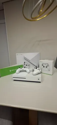Xbox one S 1tb, +2 controles, +1 jogo mídia física 