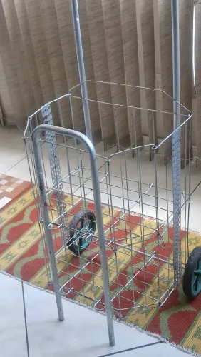Carrinho de compras feira ou mercado . 2 prateleiras. Dobrável. Aramado. Com rodízios.