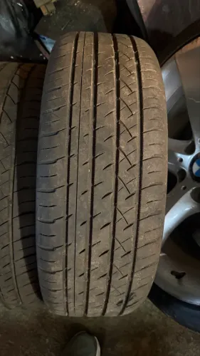 Vendo pneu aro 20 2 205/35 2 235/20 estão praticamente novos