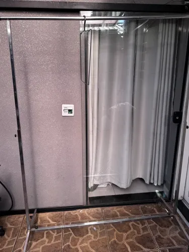 Arara cromada para trajes longos 