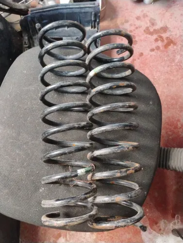 PAR MOLAS TRASEIRAS FORD FIESTA HATCH 2000 2001 2002 2003 2004 2005