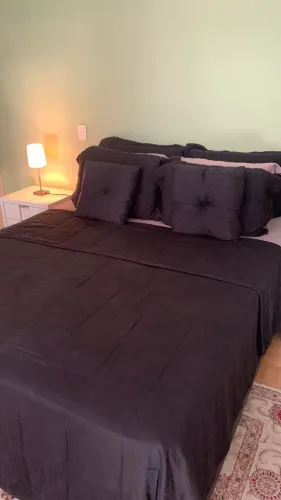 Cama Queen com box baú de madeira, em excelente estado