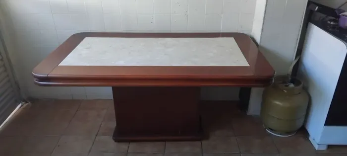 Mesa de Jantar em Madeira Maciça com Tampo de Mármore + 5 Cadeiras