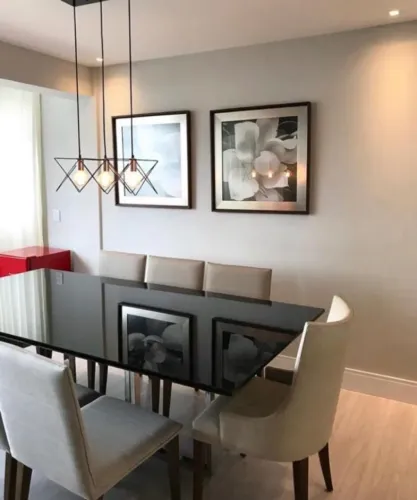 Mesa de jantar e cadeiras