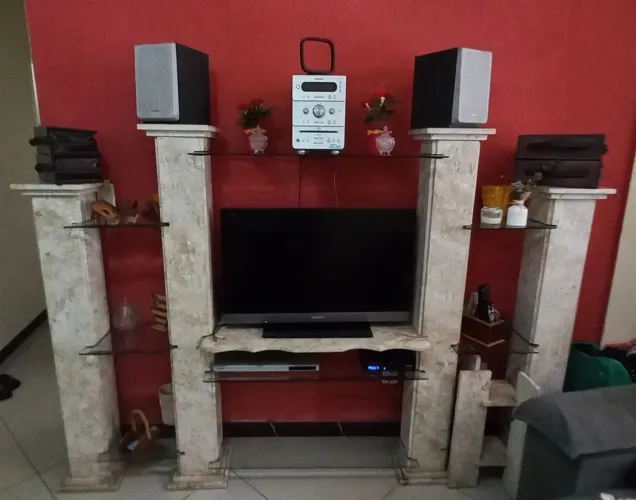 Estante de mármore com prateleiras da TV em mármore e as demais prateleiras de vidros.