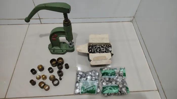 Máquina de pregar botões,Ilhós etc