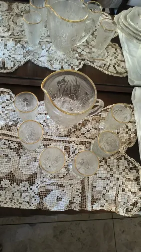 Jogo para suco com Jarra e 6 copos em vidro jateado e detalhes em ouro