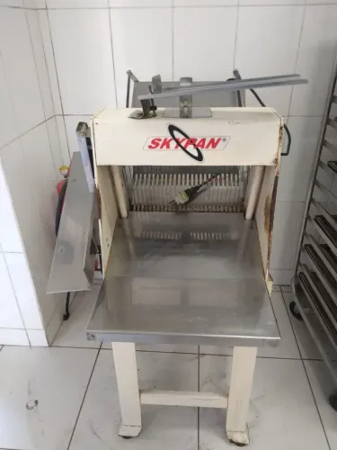 Fatiadeira de pães com descascador Skypan<br>R$2.000,00