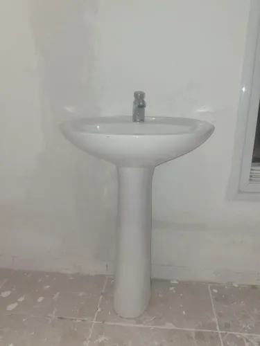 pia de banheiro de louça com coluna