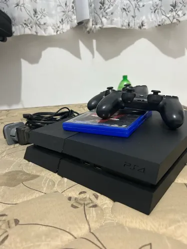 PS4 250GB + 2 controles e 1 jogo completo