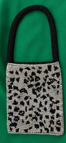 bolsa cluth de mão em tecido e miçangas animal print