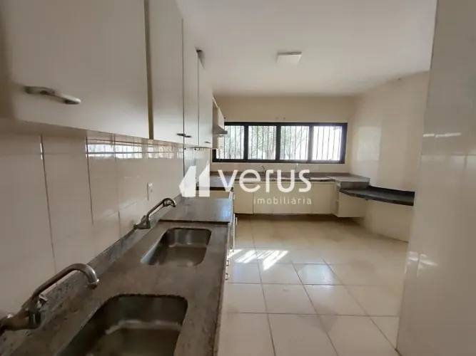 Casa de alto padrão no bairro Morada da Colina, com aproximadamente 700 m² de área constru