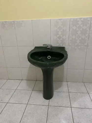 Pia, coluna de de pia e torneira