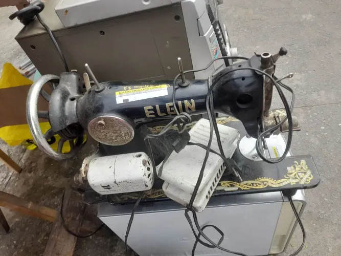 Máquina funcionando só falta correia e agulha