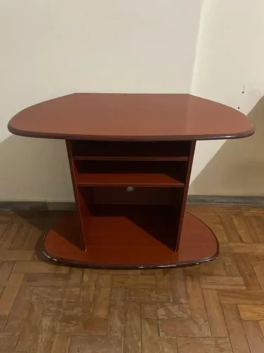 Raquer vintage, estante para televisão e rádio.