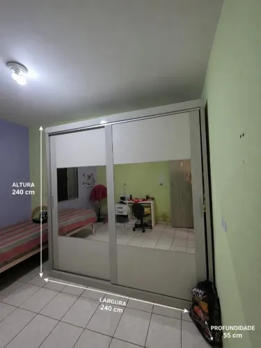 Guarda Roupa Lilás com espelho