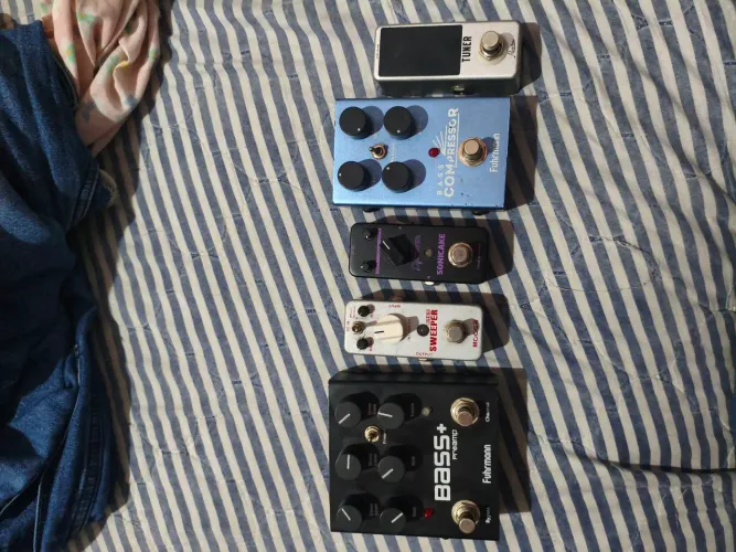 Set de pedais de baixo - Pre, wah, octa, comp, tuner