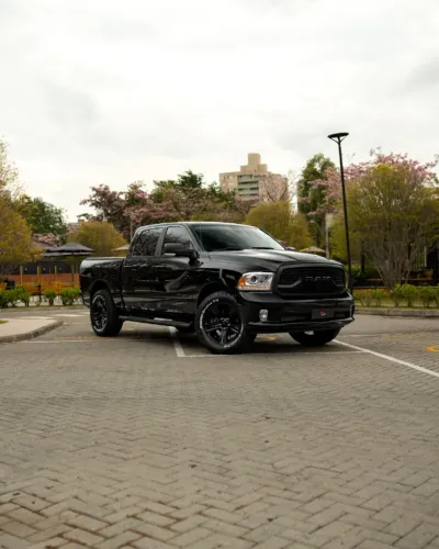 Ram Classic Laramie Night Edition 5.7 V8 16V Gasolina 4X4 Aut. 2023