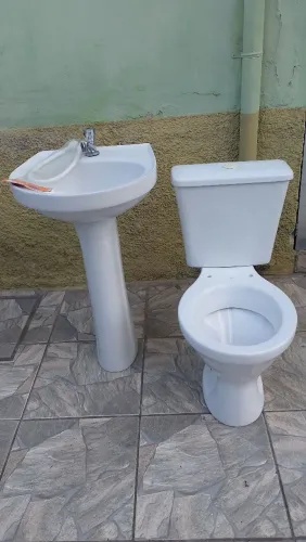 Vaso Sanitário acoplado+Pia com Torneira ,Válvula e Engate+ Coluna ( Branco).