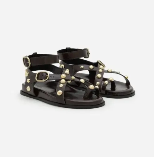 Sandália Rasteira Sport Sandal com Esferas e Fivelas Contrastantes Vinho