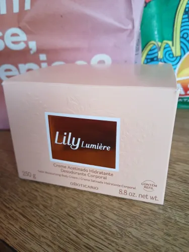 Hidratante acetinado Lily limiere