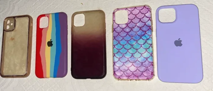 5 Capas para iPhone 11, em ótimo estado, coloridas, todas por R$ 50,00.