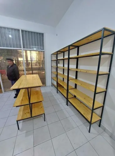 Estantes de metalon para comércio em geral.