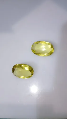 Vendo 2 pedras Turmalina amarela naturais 