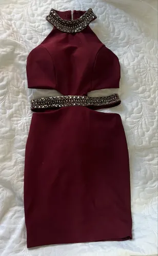 Vestido Vinho Curto com Pedraria tamanho P