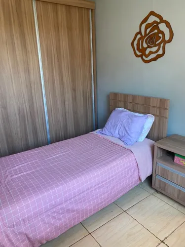 Quarto completo: cama (sem colchão), mesinha e guarda-roupa 2 portas