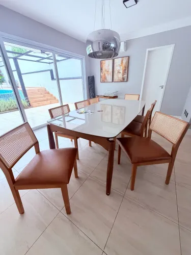 Mesa de jantar com 8 cadeiras 