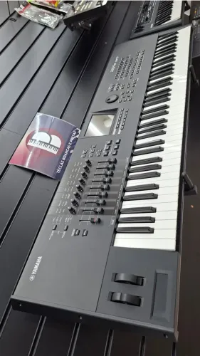 Teclado Yamaha MOTIF XF7 + Memória 1GB - NOVO - Aceitamos Trocas - Dividimos em até 12X