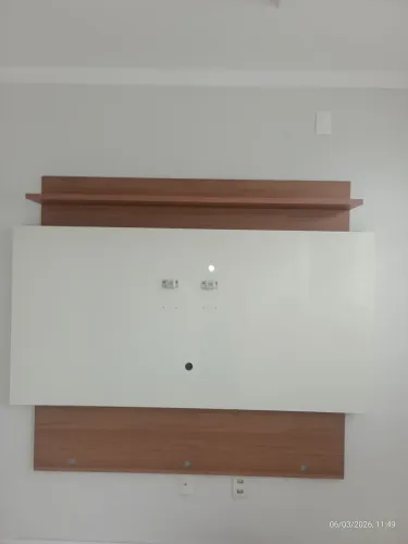 Painel de TV Moderno MDF Branco e Amadeirado - 1,80m x 1,50m. Para TV de até 60 polegadas 