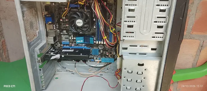 PC velho que funciona sem SSD e HD com um Phenom II X4 910 + Asus M4A78-M + 4GB DDR2