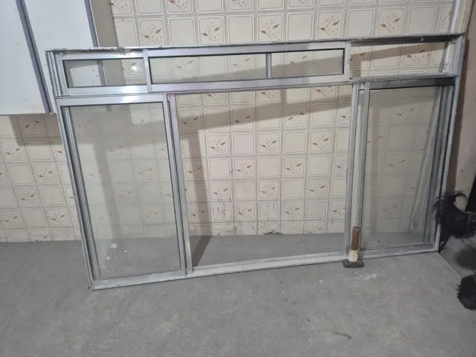 Vendo janela de sala .de 2 metros por 1,20 em bom estado