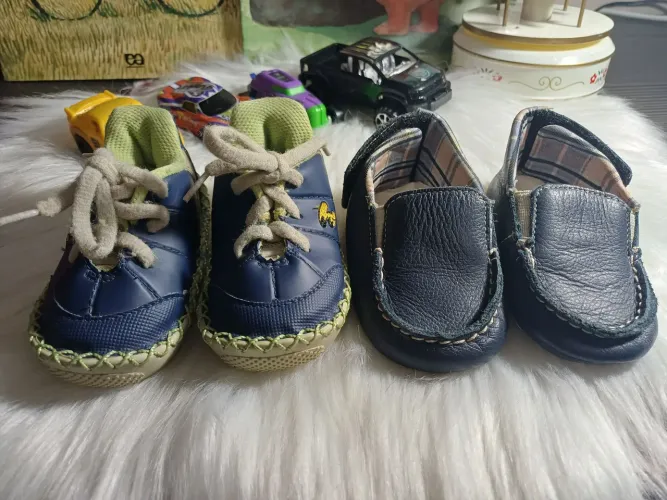 2 calçados infantis, 1 mocassim Ortopé de couro legítimo + 1 tênis Tigor, ambos azuis.