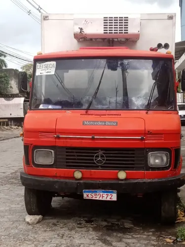 608 com baú termico 