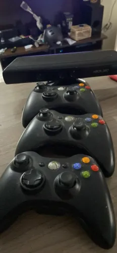 tre controle Xbox e um kinet
