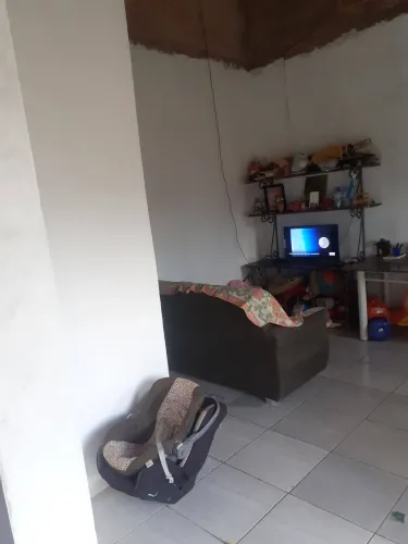 Vende uma casa  terreno 12 por 35 fechado 30   