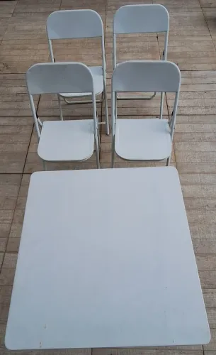 Conjunto de mesa e 4 cadeiras de metal para bar