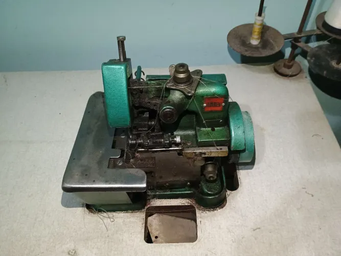 Vendo máquina semi - industrial overloque golden chinesinha