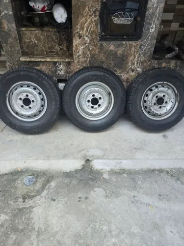 3 pneus pra Vans e carros utilitários numeração 225/70r15 seminovos muito bons pouco usado