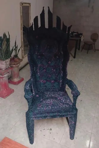 POLTRONAS E TRONOS