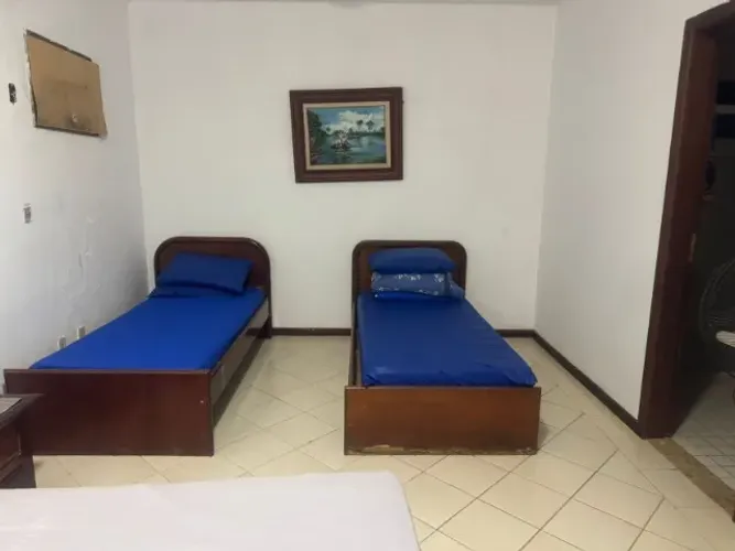 Cama de madeira pesada