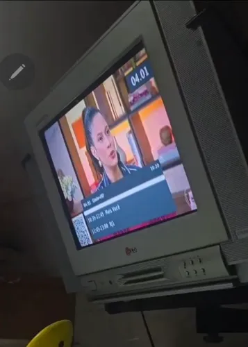 Televisão tubo 14 LG Flatron semi nova,